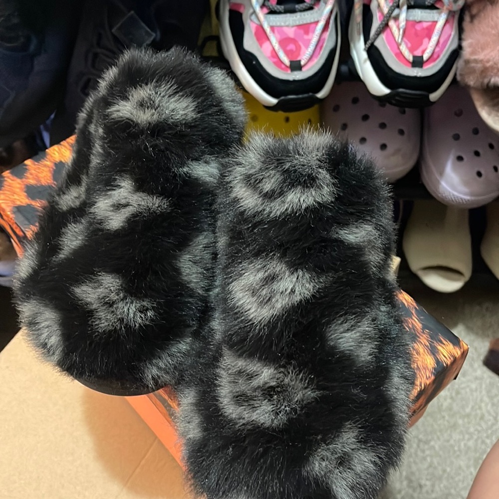 Black slippers